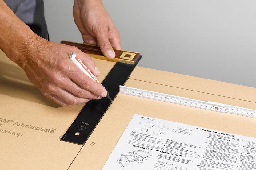 Holzzuschnitt Ausmessung nach Anleitung mit Winkelmesser