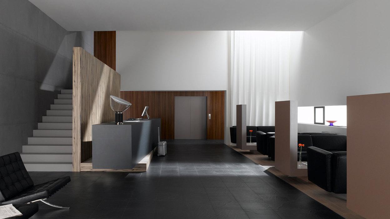 Hotelappartment Untergeschoss mit Holzmobiliar Hotelappartment Untergeschoss mit Holzmobiliar, dunklem Parkett und Treppenaufstieg