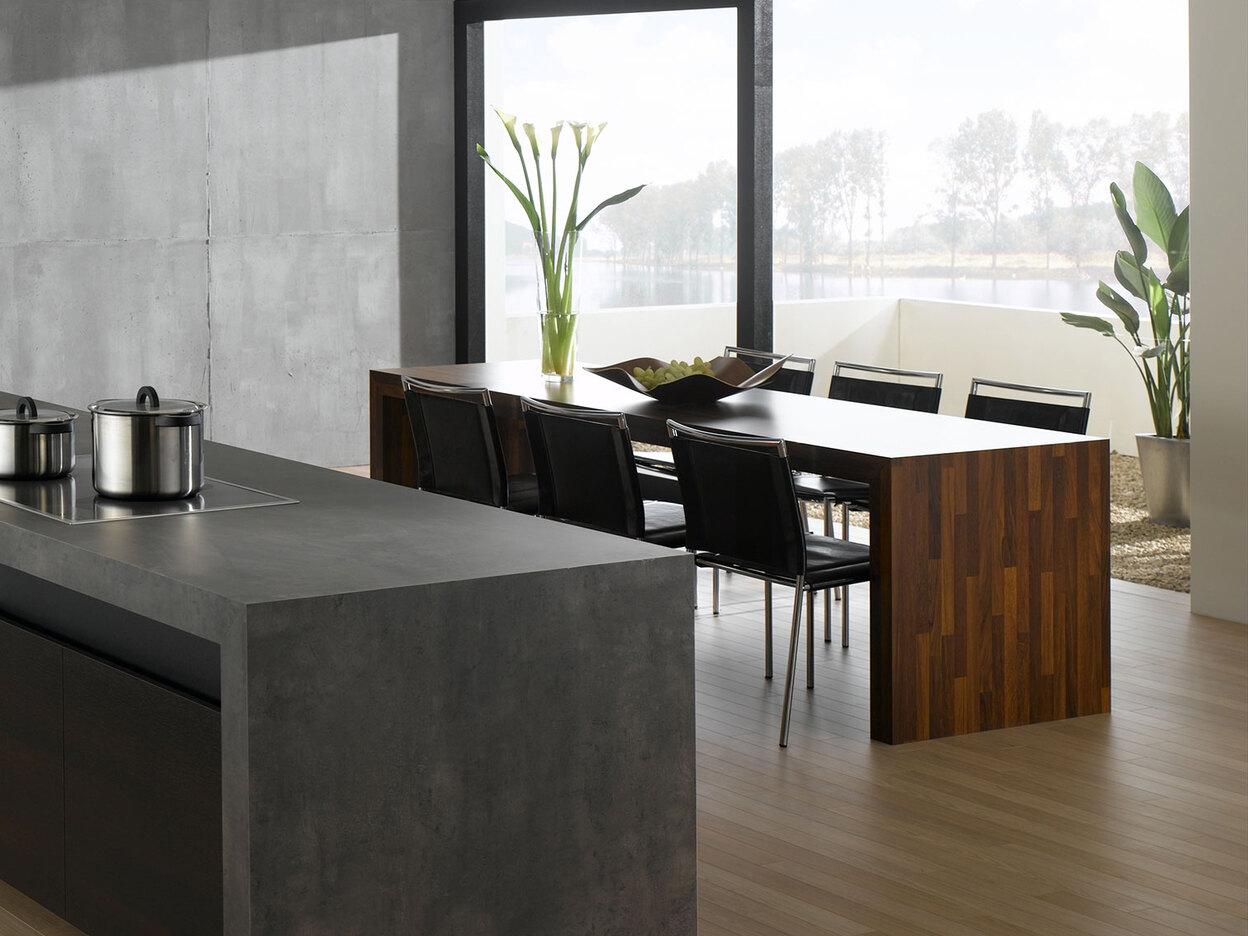 Küchen- und Esszimmerimpression mit verschiedenen Holzstilen ohne Hintergrund