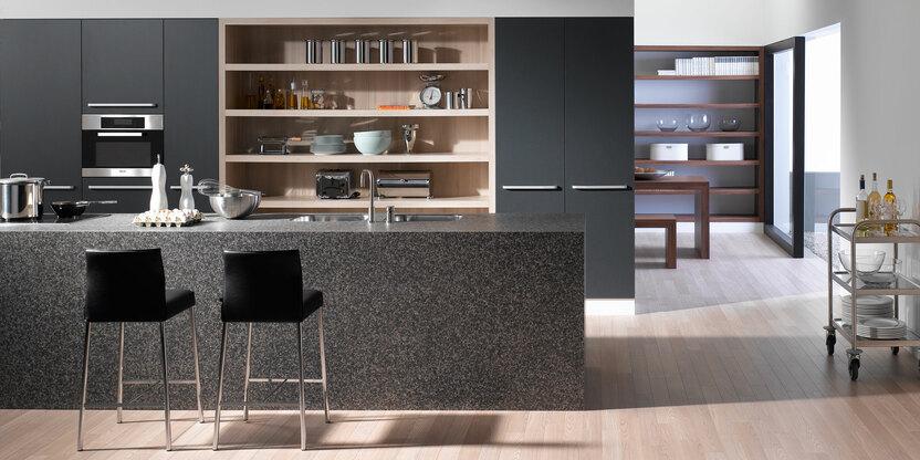 Impression einer offenen Küche mit Küchentheke Impression einer offenen Küche mit Küchentheke in dunkler Anthrazit-Lackierung