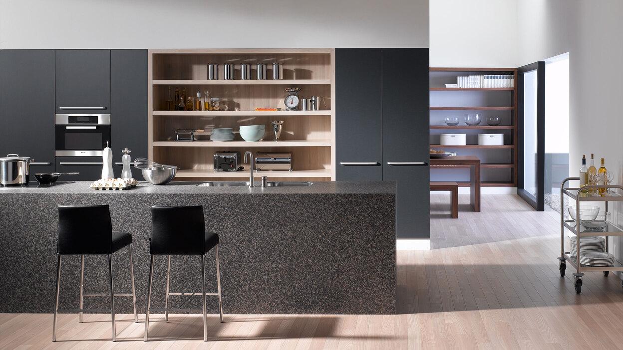 Impression einer offenen Küche mit Küchentheke in dunkler Anthrazit-Lackierung