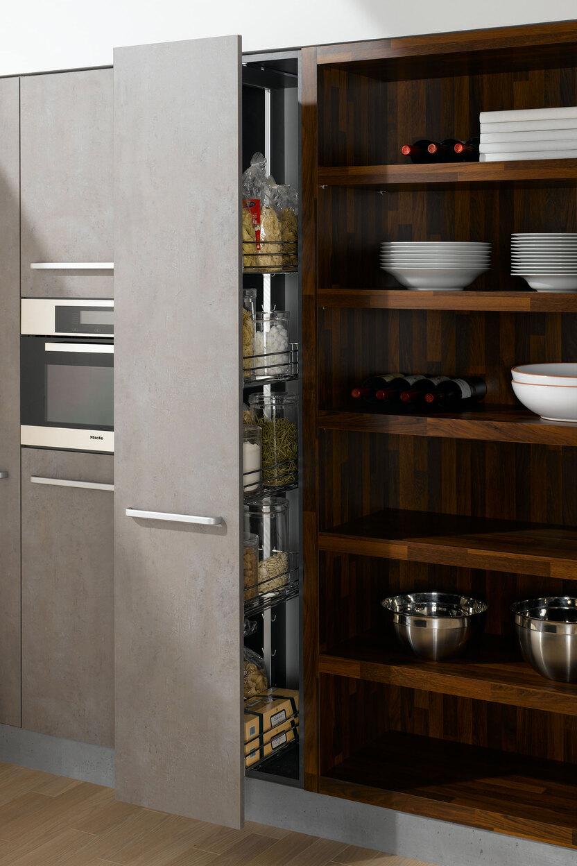 Detailaufnahme eines Küchenrschrankes Detailaufnahme eines schmalen ausziehbaren Küchenrschrankes und offenem Geschirrregal