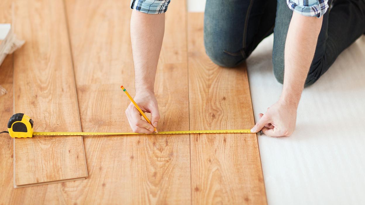 Tischler vermisst Vinylboden - Querformat